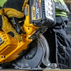 Scie Circulaire Sans Fil DCS575NT 190 Mm XR FLEXVOLT 54V Dewalt -Bosch Soldes Boutique dcs575nt a3